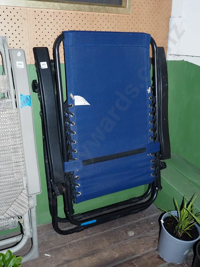blue canvas sun lounger Image 1++