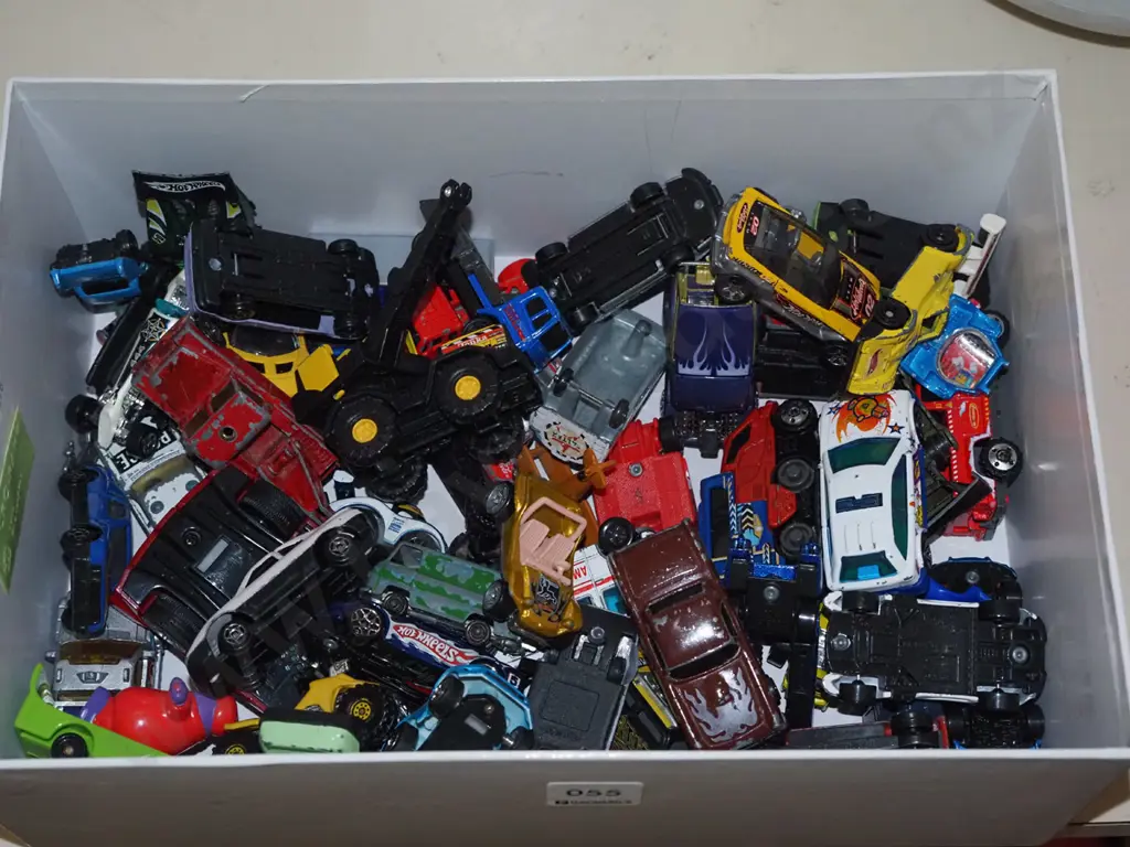 box of model vehicles Image 1++