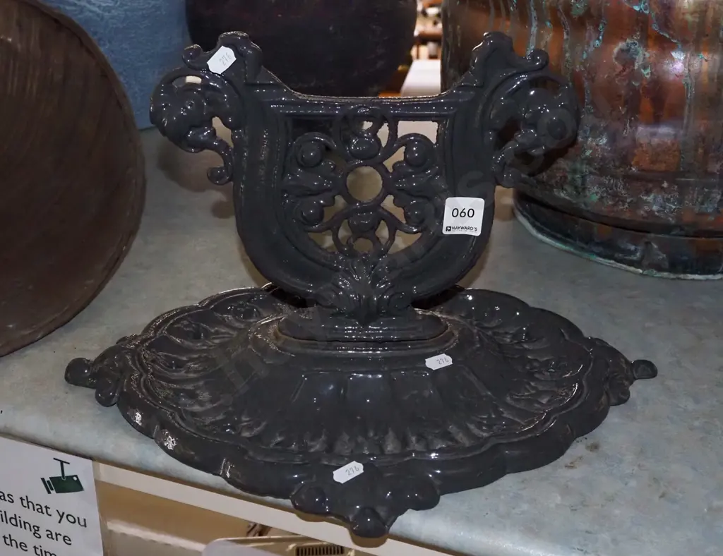 cast iron powder coated Victorian boot scraper Image 1++