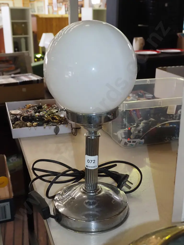 deco white globe table lamp - has been rewired H-330 Image 1++