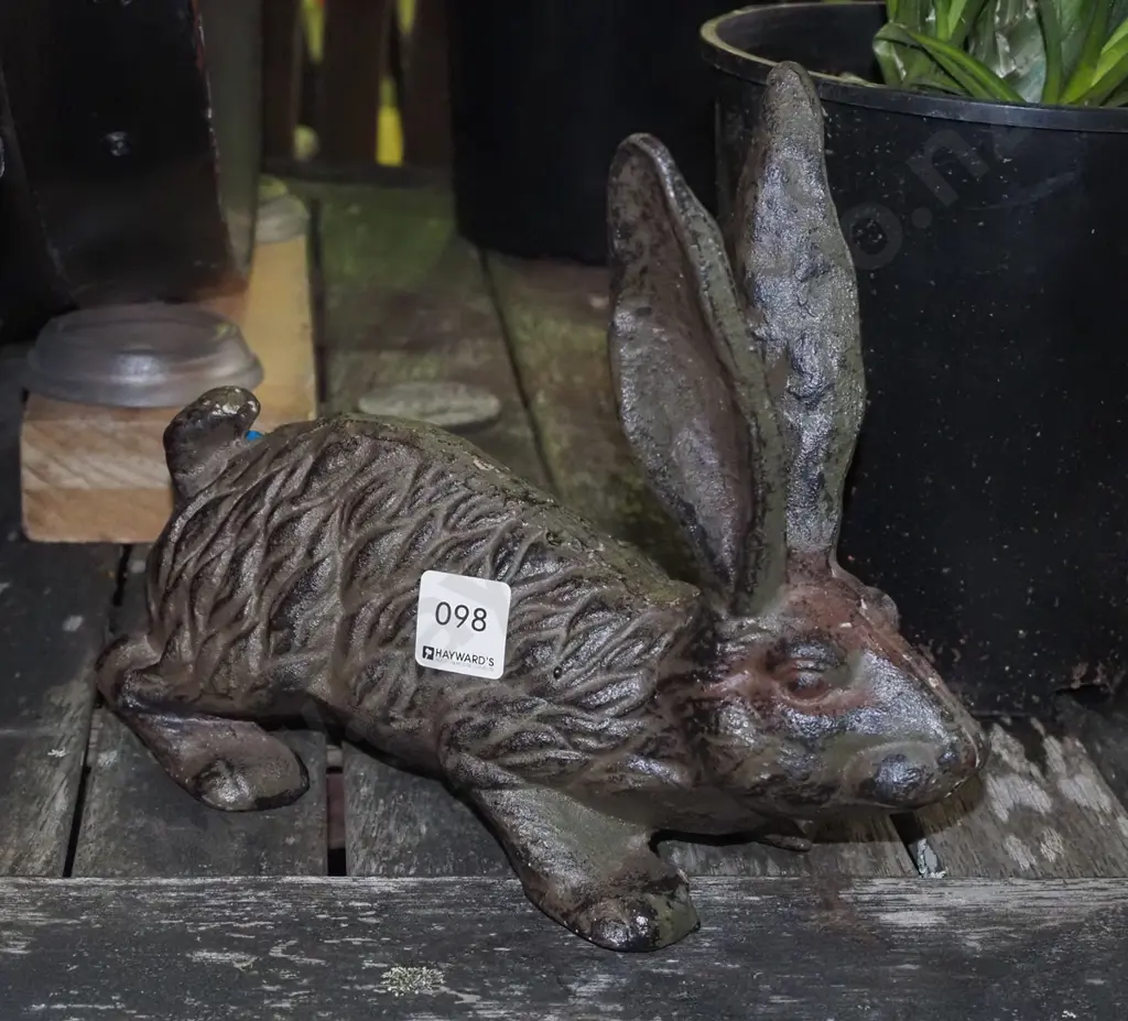 cast iron hare figurine H-210 Image 1++