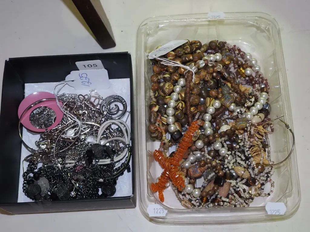 2x trays of costume jewellery Image 1++