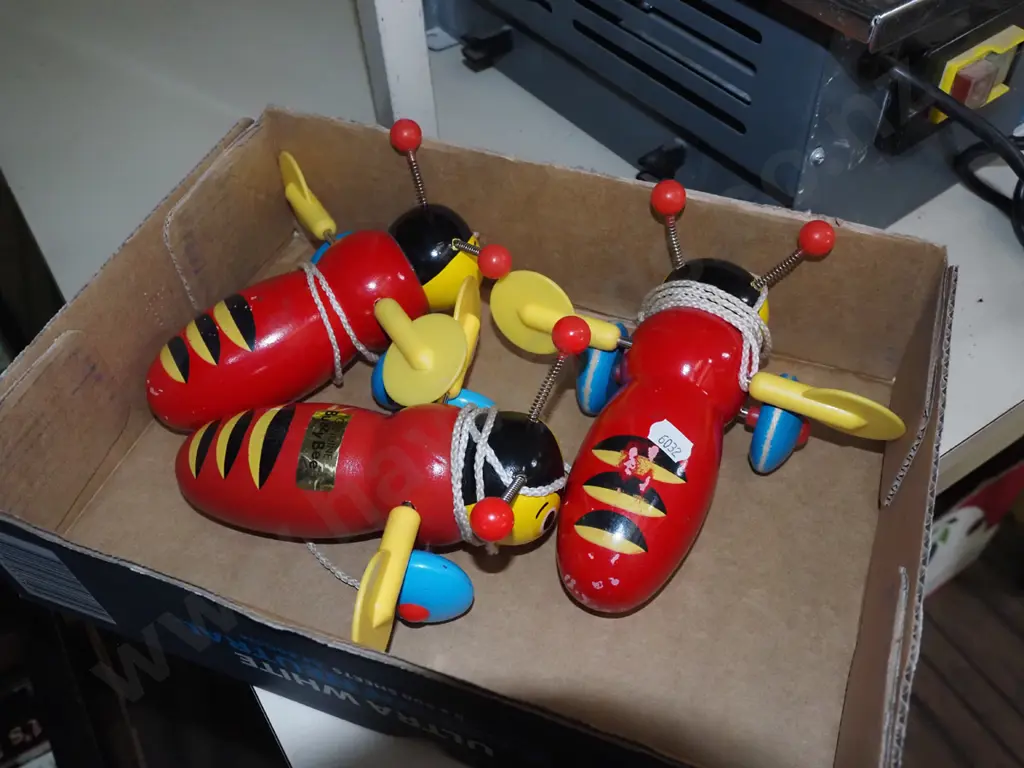 box; 3x buzzy bees Image 1++