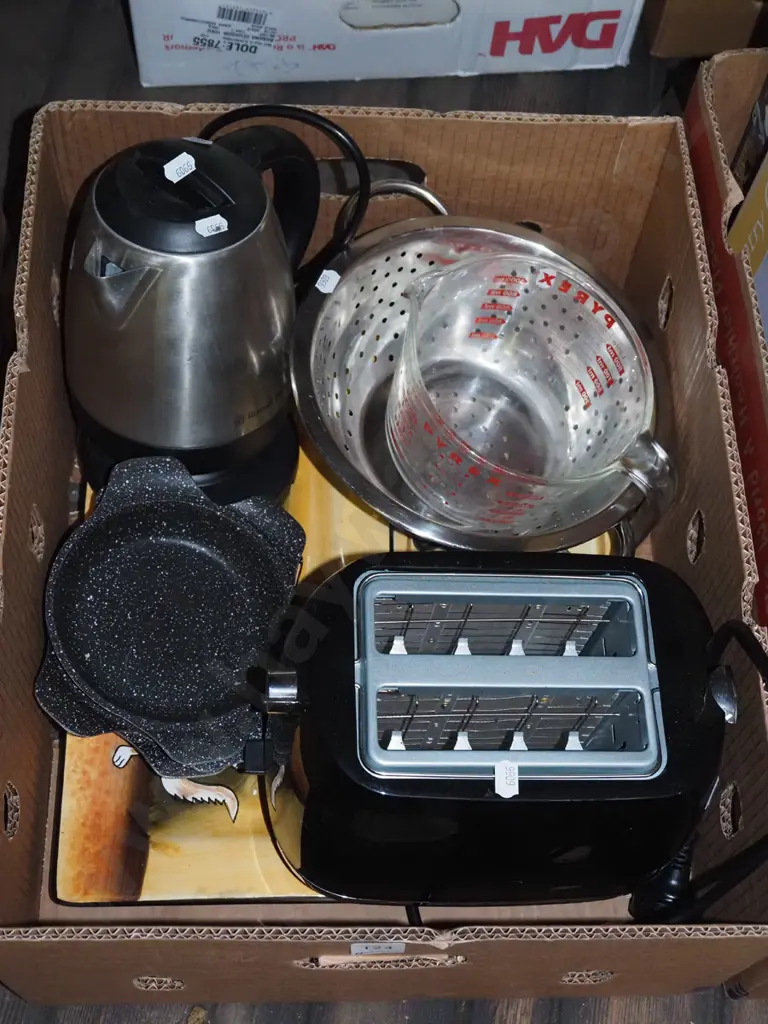 box; toaster, colander, pyrex jug etc. Image 1++