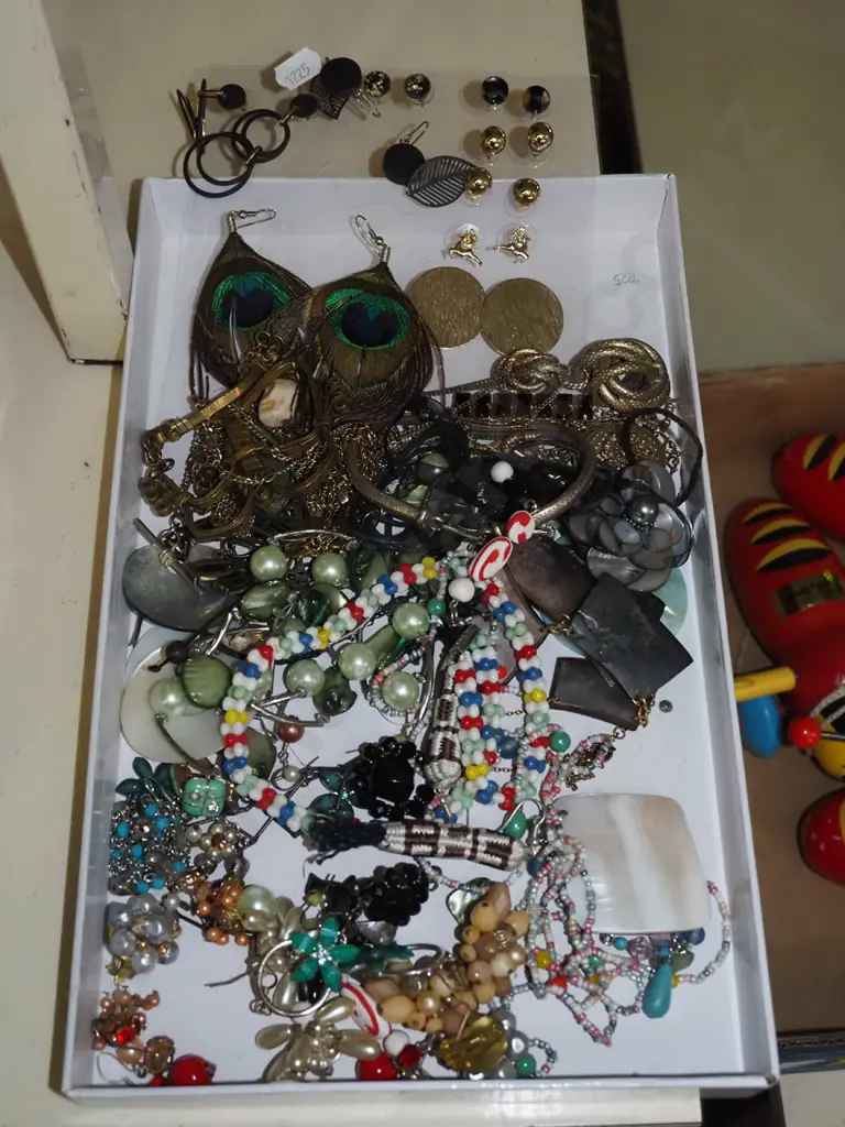tray of costume jewellery Image 1++