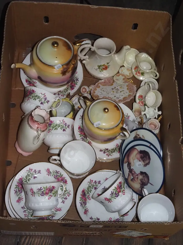 box; floral trios, vases, miniatures etc Image 1++
