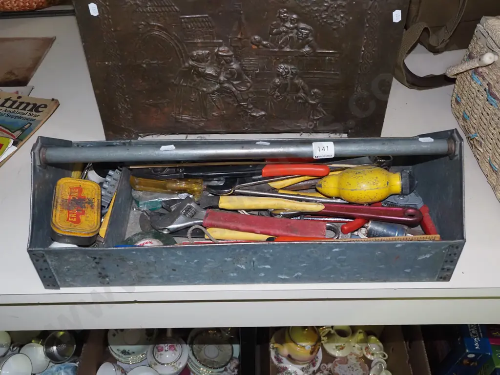 tool tray and contents; wire stripper set Image 1++