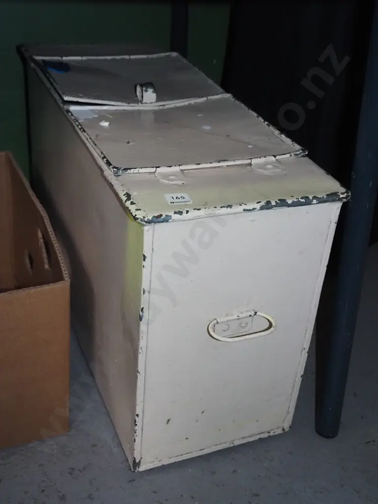double handled lidded tin trunk H-370 W-625 D-250 Image 1++