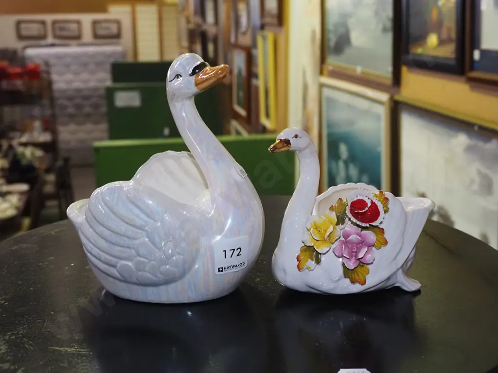 2x swan vases Image 1++