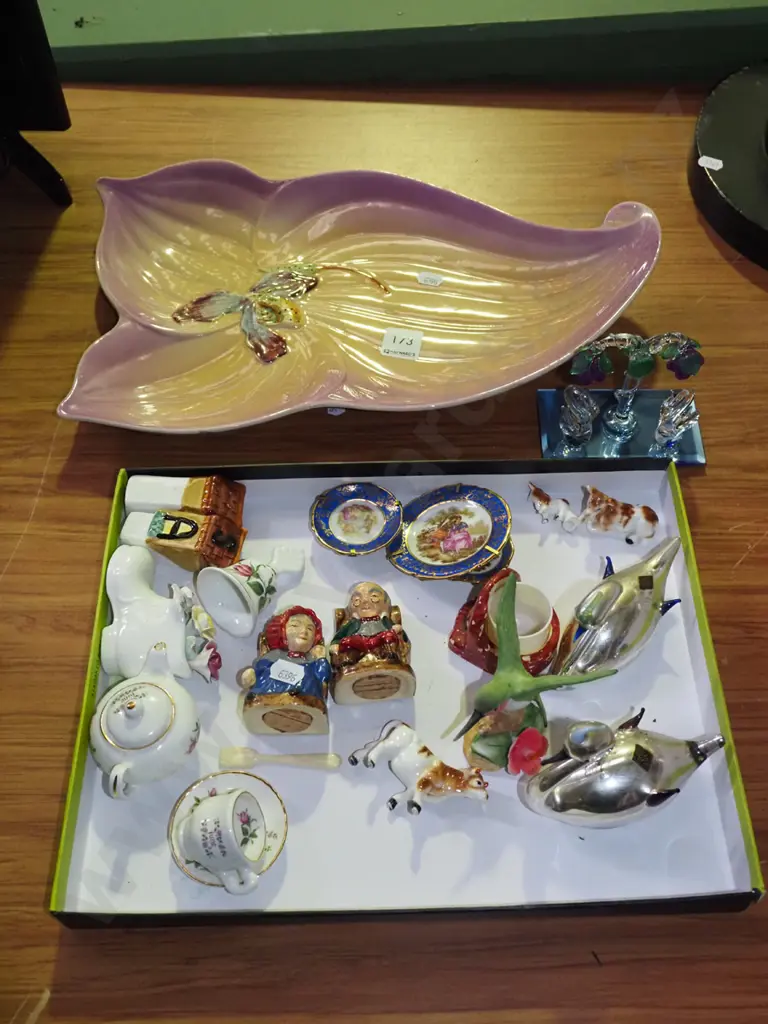 large leaf serving dish, tray of various ornaments etc Image 1++