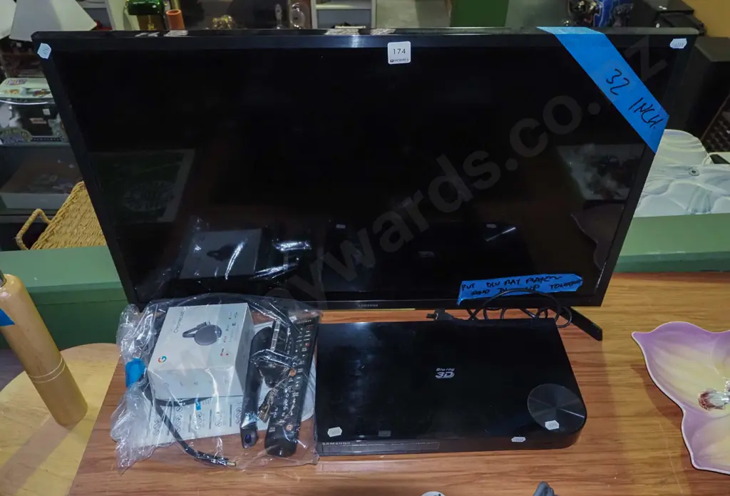 Samsung 32" smart Tv with blue ray 3D player, google chromecast Image 1++