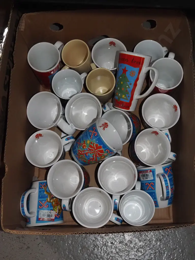 box of large coffee cups Image 1++