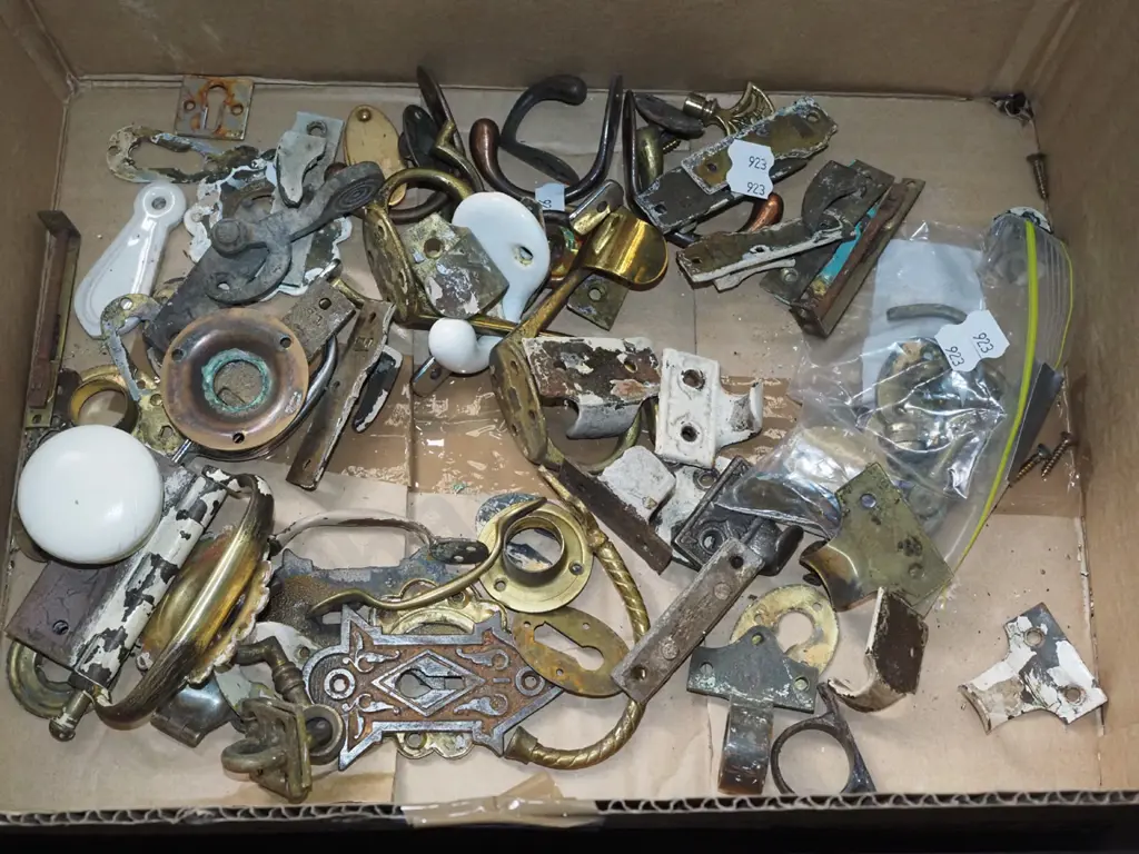 box; hinges, cupboard hardware etc Image 1++