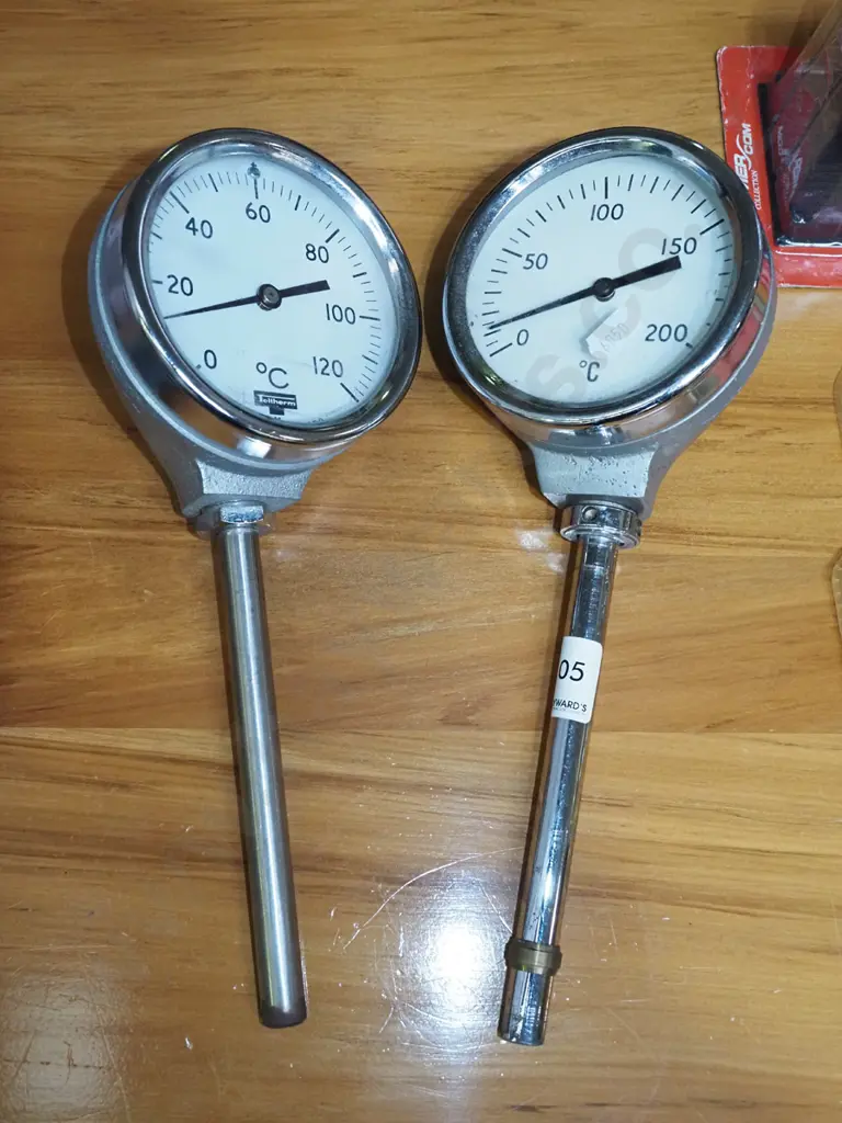 2x temperature gauges Image 1++