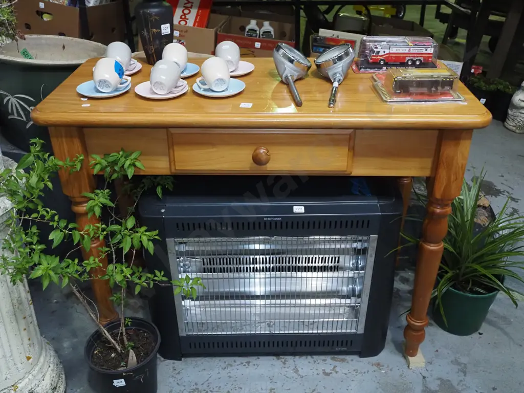 solid rimu turned leg hall table H-760 W-1000 D-450 Image 1++