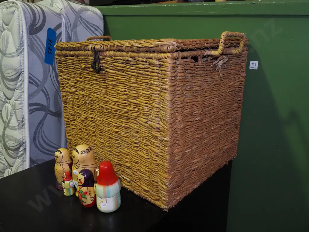 seagrass lidded hamper Image 1++