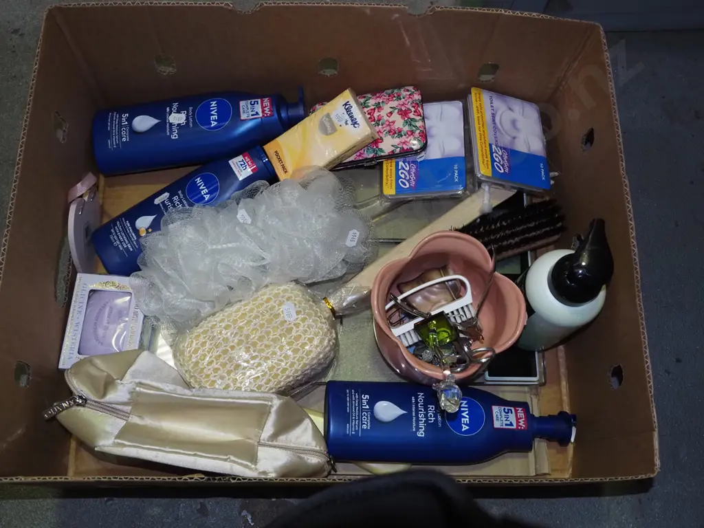 box; shampoos, toilet seat covers, brushes etc Image 1++