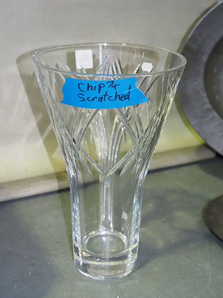 cut crystal vase - chip to rim H-300 Image 1++