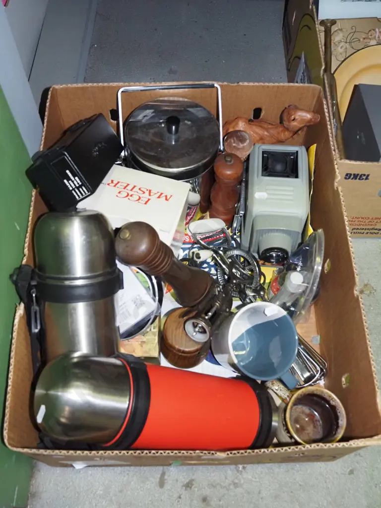 box; thermoses, salt and pepper shakers etc Image 1++
