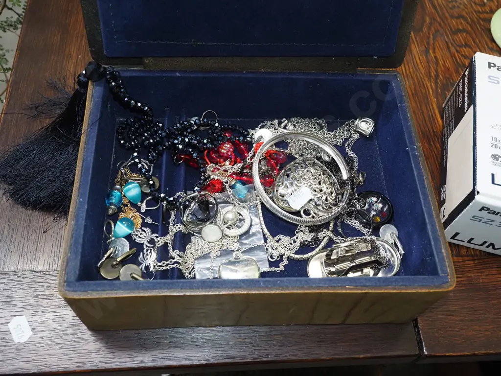 leather jewellery box and costume jewellery Image 1++