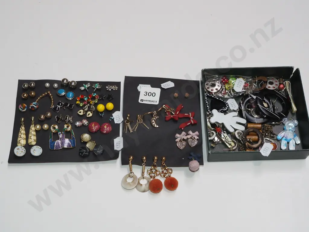 3x trays of costume jewellery Image 1++