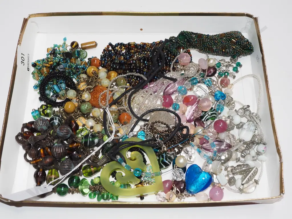 tray of costume jewellery Image 1++