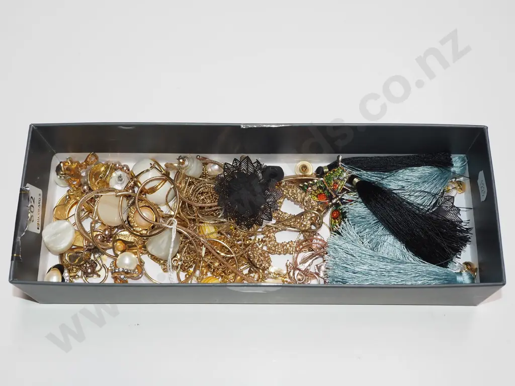 tray of costume jewellery Image 1++