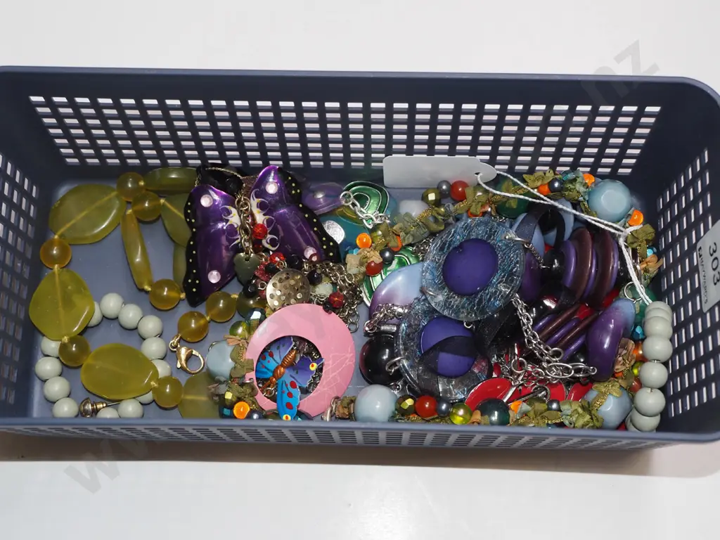 tray of costume jewellery Image 1++