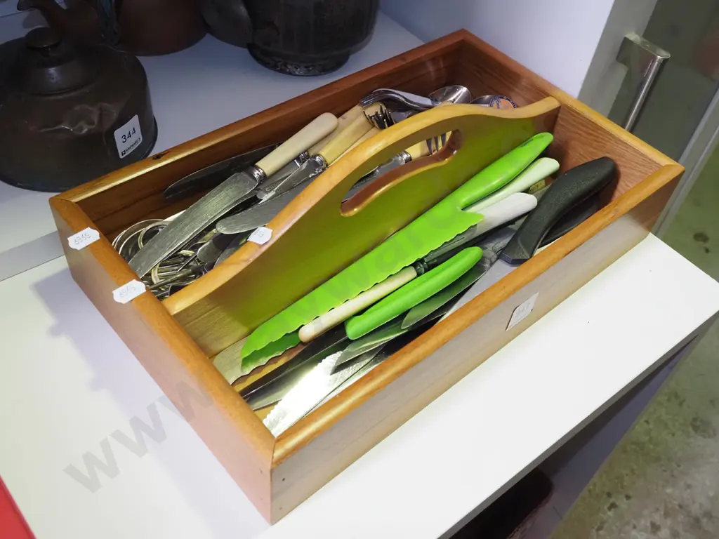 rimu cutlery tray and cutlery Image 1++