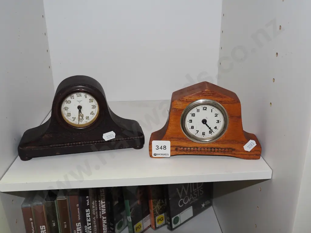 2x small wood cased mantle clocks Image 1++