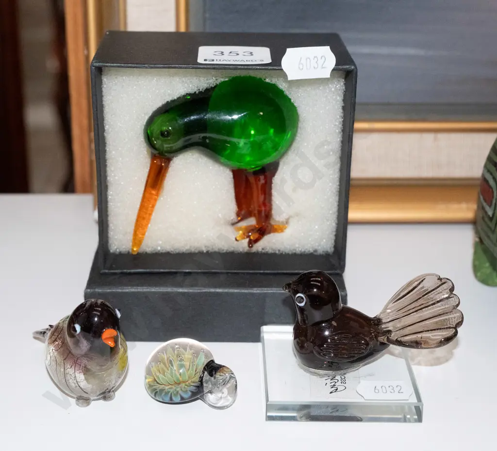 3x small art glass bird ornaments, 1 other ornament Image 1++