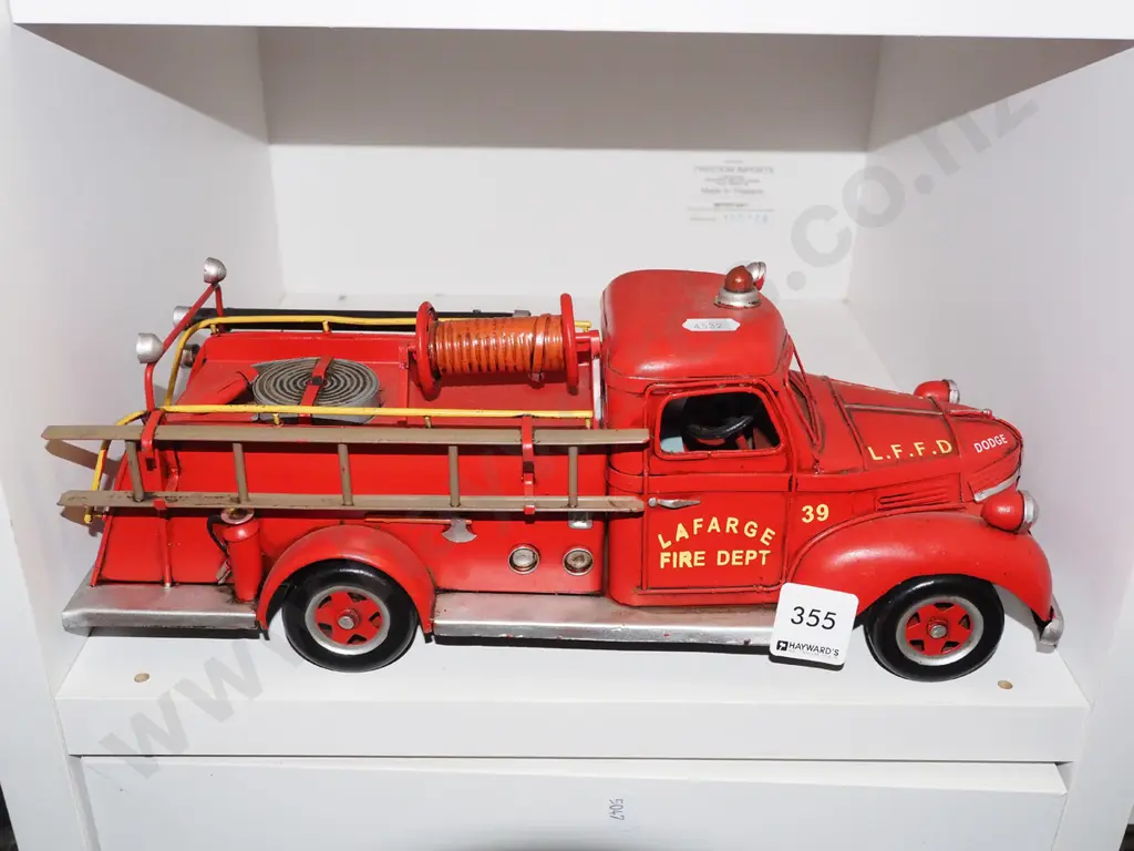 tin toy fire truck L-330 Image 1++