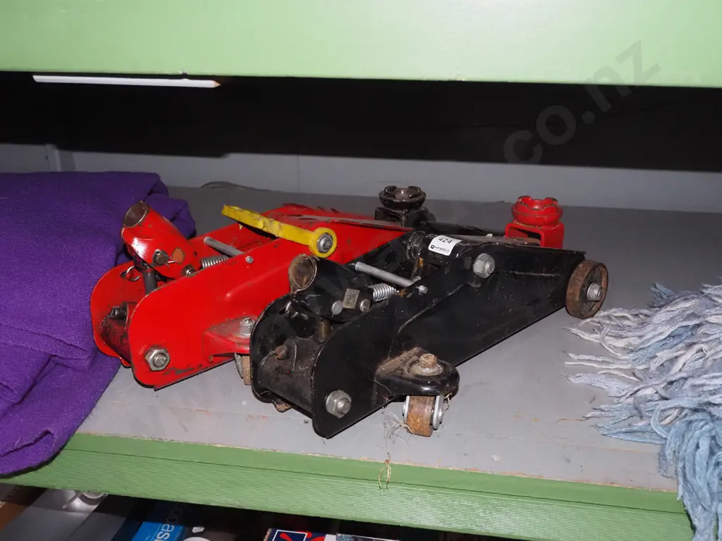 pair of trolley jacks - only 1 handle Image 1++