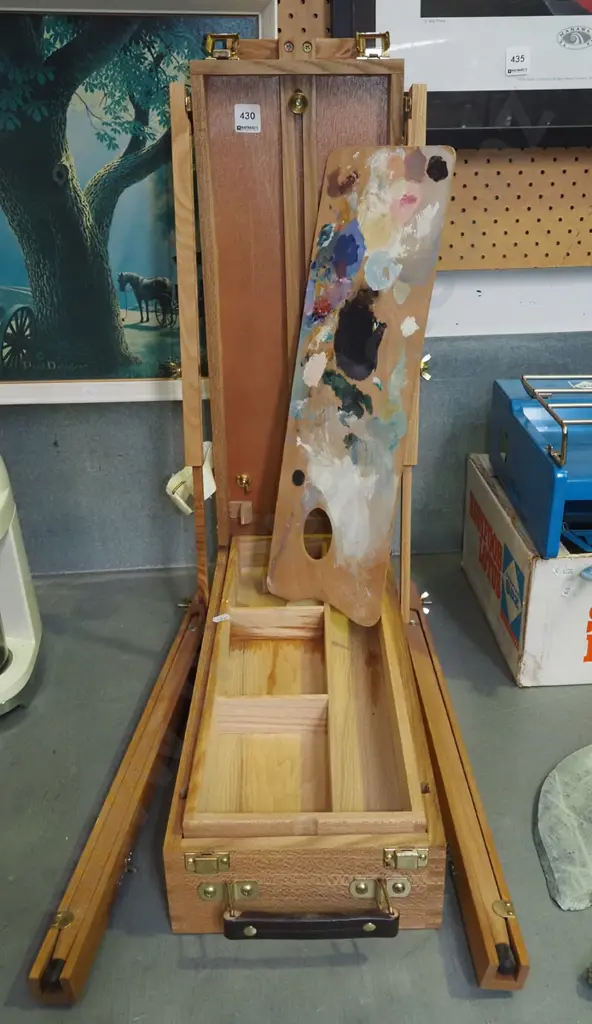 artists box and easel Image 1++