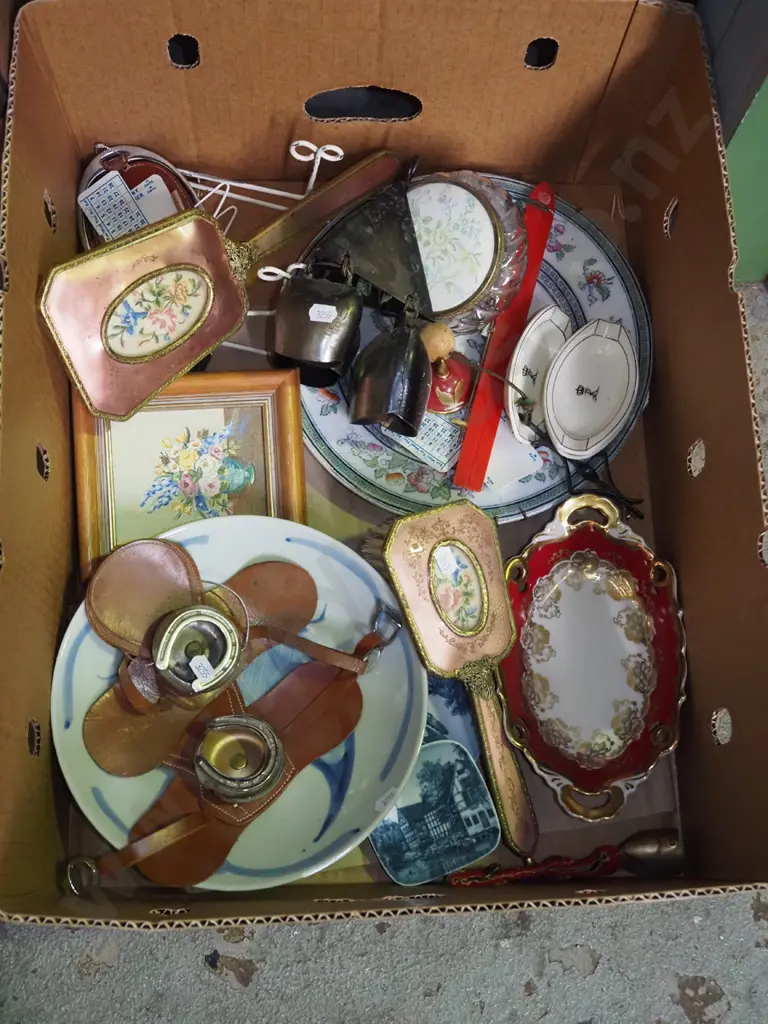 box; dressing table set, bowls, plates, horse shoe etc Image 1++