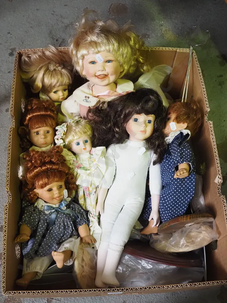 box of various display dolls Image 1++