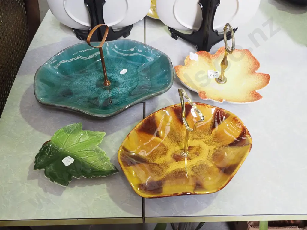 Blue Mountain pottery handled dishes, 2x Royal Winton leaf dishes Image 1++