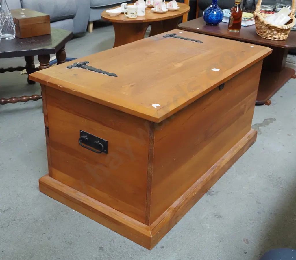 solid rimu blanket box H-530 W-1000  Image 1++