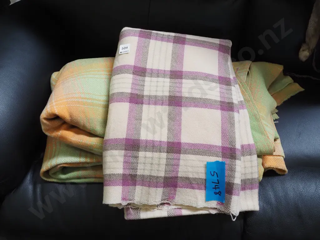 2x checked woollen blankets Image 1++