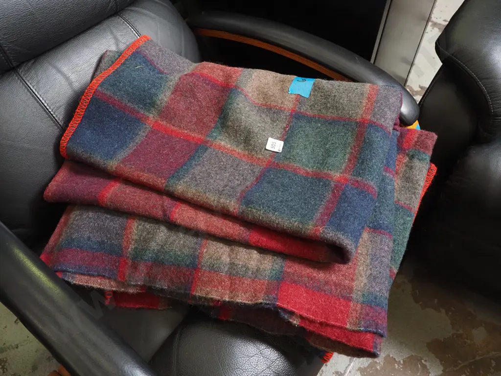 2x checked woollen blankets - very good condition Image 1++