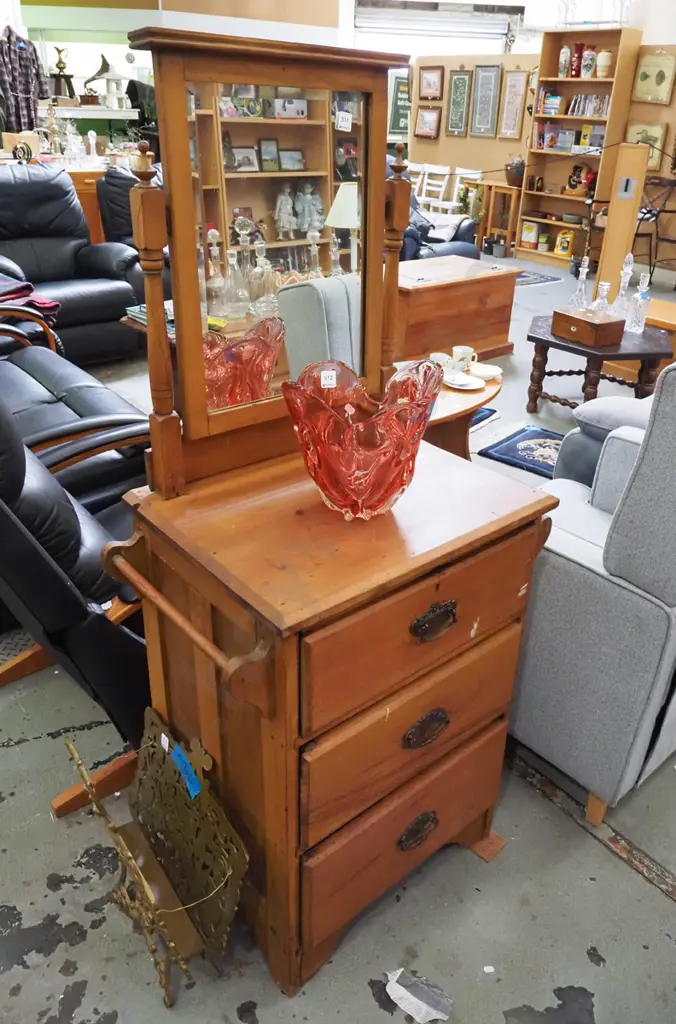 small colonial 3 drawer dresser with bevelled edge mirror H-1400 W-550 D-420 Image 1++