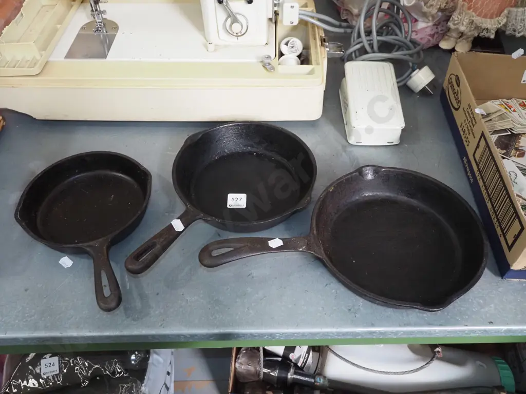 3x cast iron frying pans Image 1++