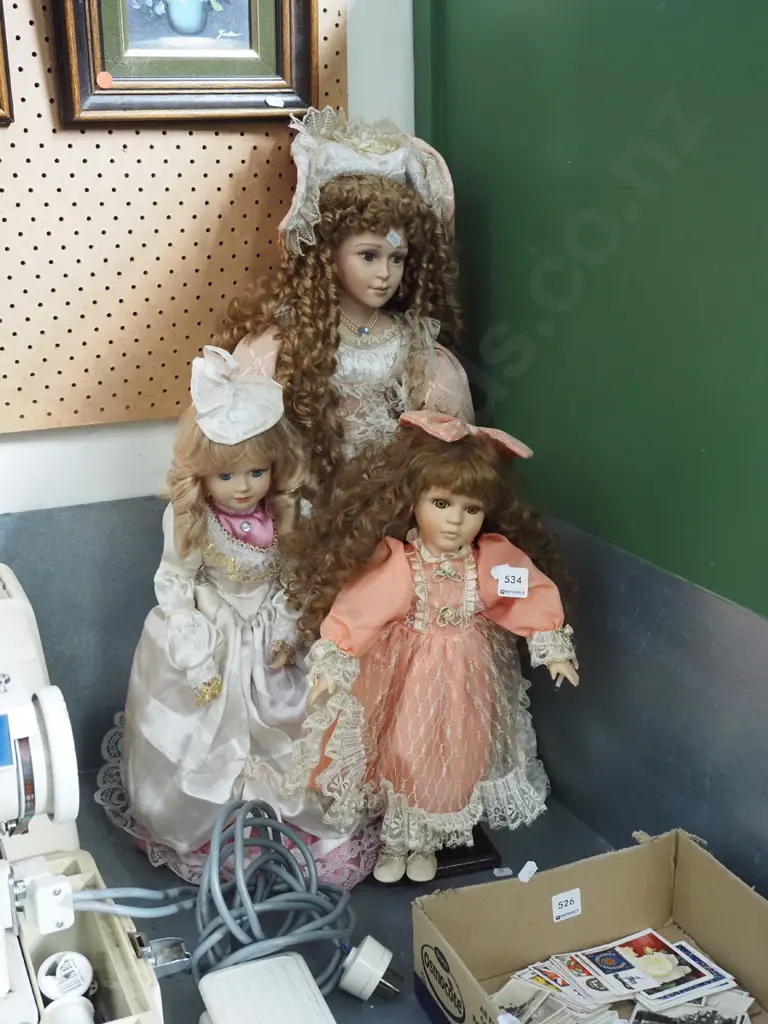 3x porcelain dolls Image 1++