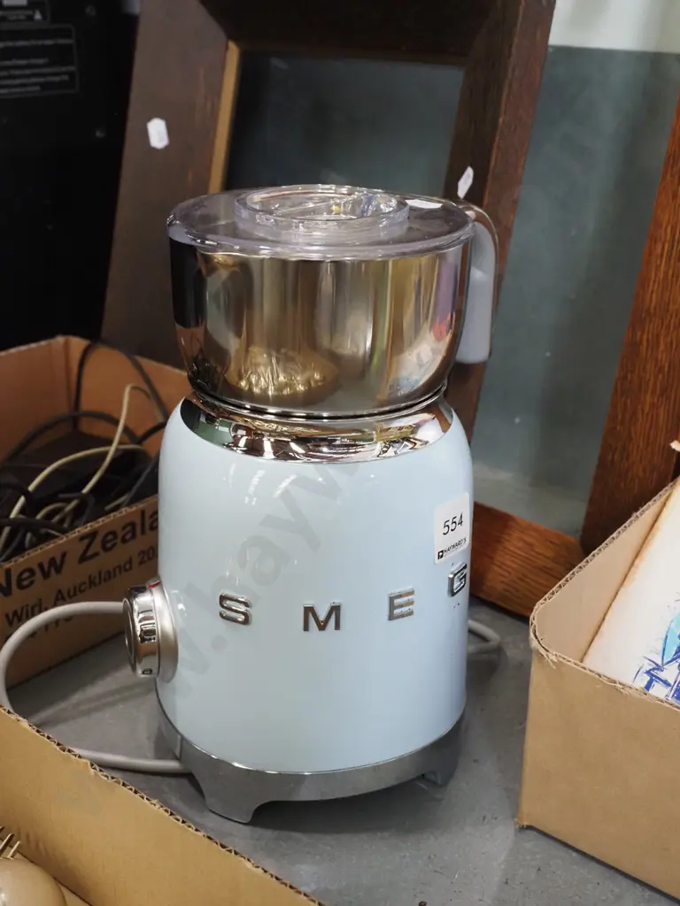 Smeg electric whisk - has English plug Image 1++