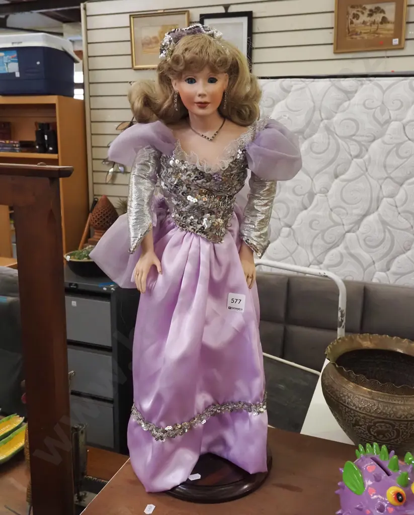 display doll and stand H-600 Image 1++
