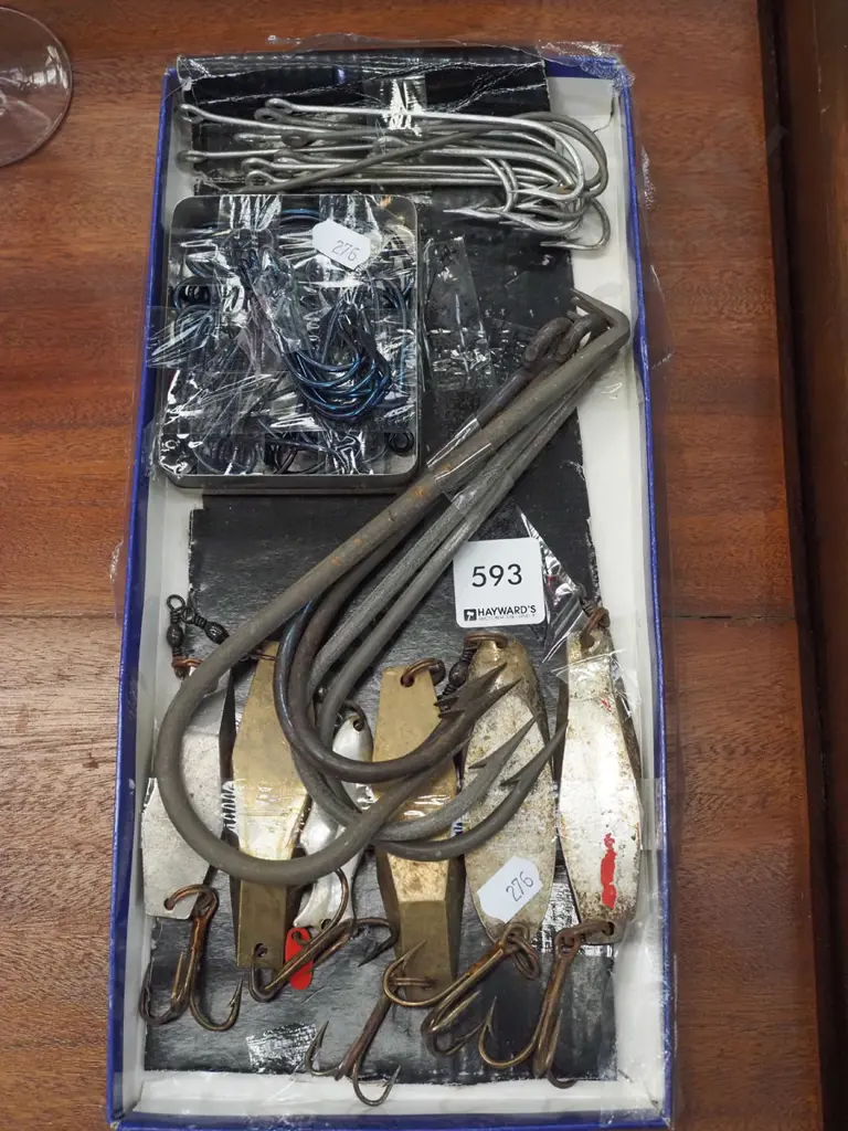 tray; lures, fishing hooks, large hooks Image 1++