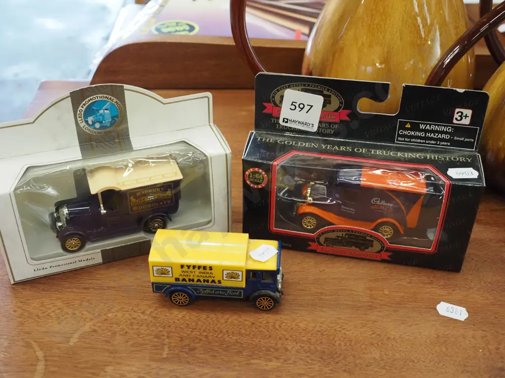 2x boxed model vehicles, model truck Image 1++
