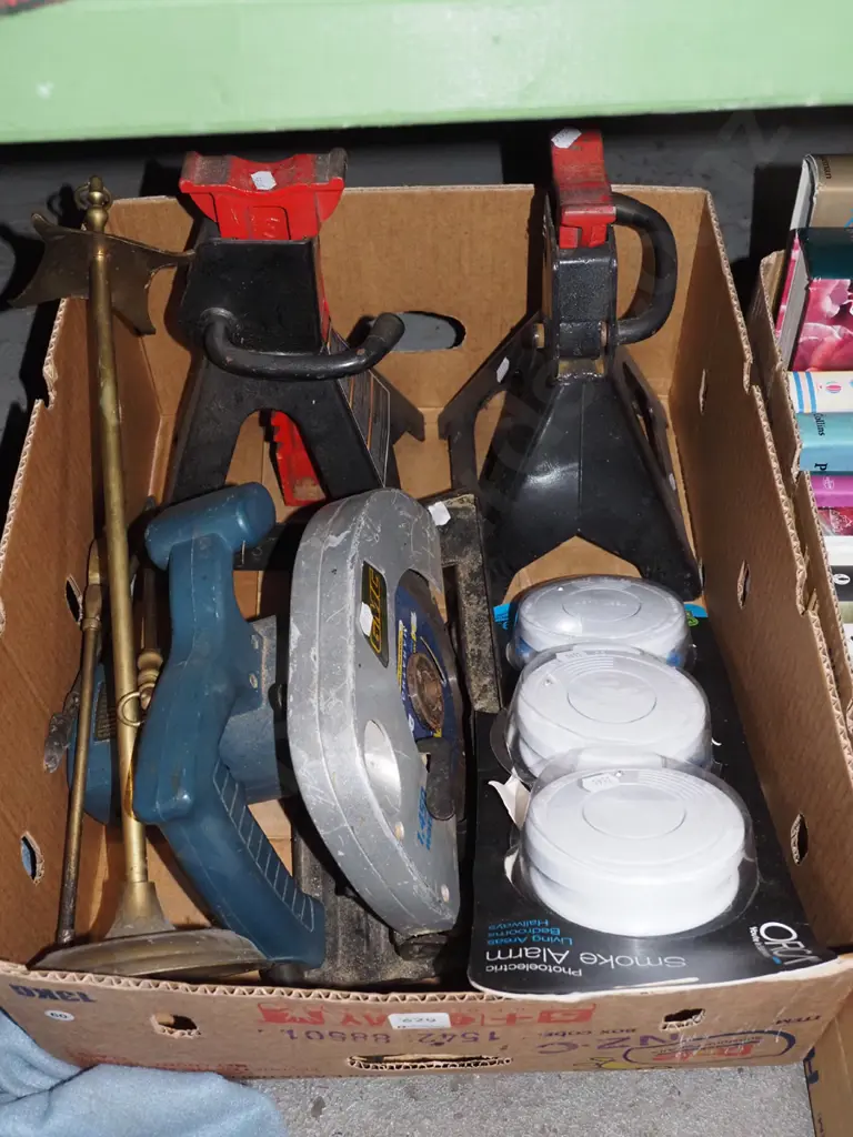 box; smoke alarms, axle stands etc Image 1++