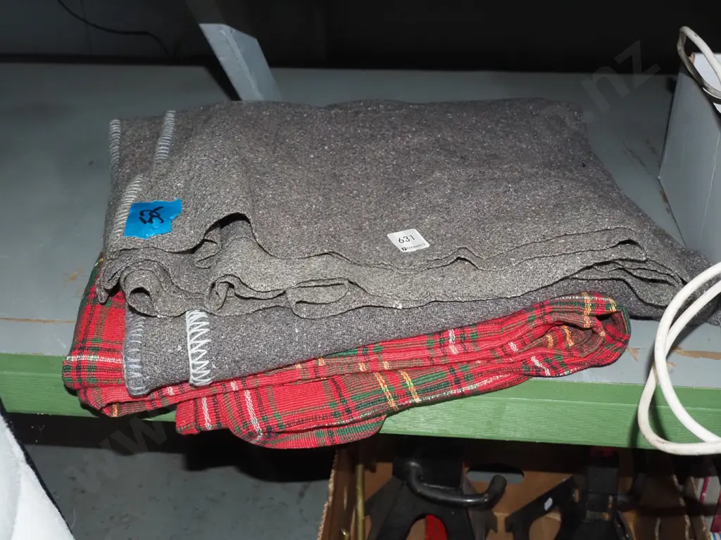 2x woollen blankets Image 1++