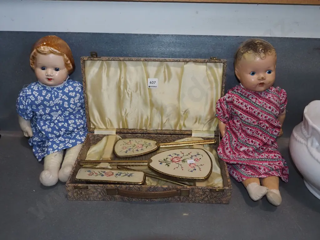 box; dressing table set, vintage dolls Image 1++